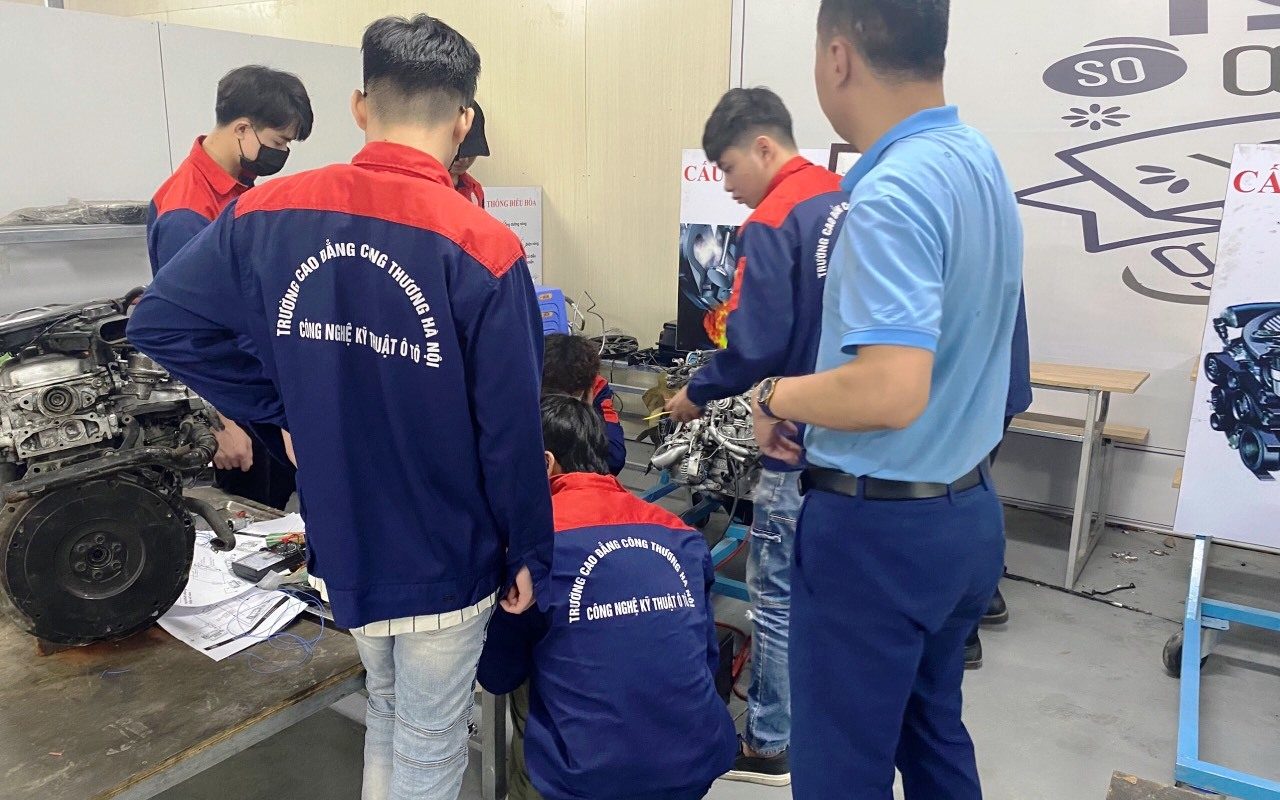 bằng cao đẳng công nghệ ô tô ra làm gì
