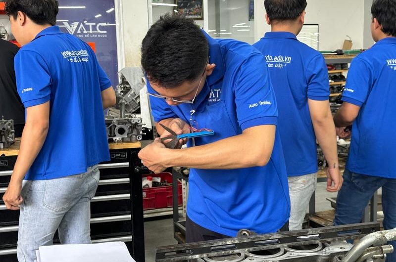 Bằng đại học công nghệ ô tô làm kỹ sư hãng xe được không? Giải đáp chi tiết từ A-Z