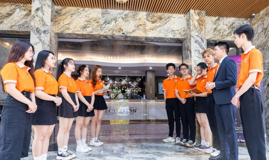 Bằng đại học quản trị khách sạn làm resort được không? Cơ hội và lộ trình thực tế
